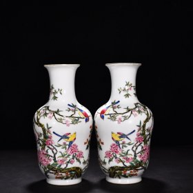 清雍正珐琅彩花鸟纹瓶 高23.5厘米 宽11厘米 1800