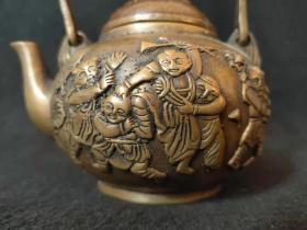 清代五子夺莲铜酒壶一把，包浆浑厚，保存完整，成色如图