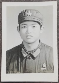 老照片，戴毛主席像章军人，背题1968年，拯定留念，征光参军留影