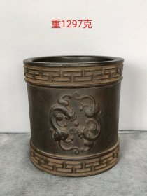 紫檀木雕刻双龙戏珠笔筒一只。
