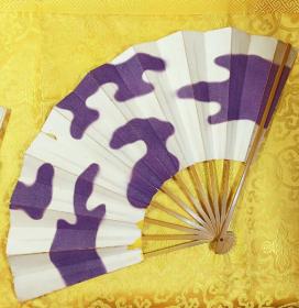 紫  日本歌舞伎扇纸扇 大幅扇  最宽幅处约52Cm，高32Cm，竹扇骨 ，旧品。