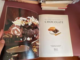 The Cook's Encyclopedia of Chocolate
《大厨的巧克力百科全书》包含超200道食谱 从巧克力的历史到我们为什么痴迷于这种食物 介绍各个国家的巧克力 这里有关于巧克力的一切 每一页都有多幅配图 食谱步骤详尽