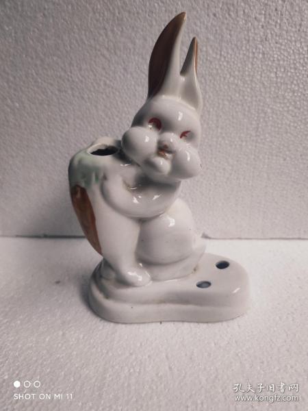老博山陶瓷摆件小兔子一个