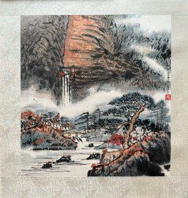 寿崇德设色国画山水镜心《北山烟云》。寿崇德(1927—2015)，浙江诸暨同山镇唐仁人。自幼喜爱绘画，少年时期迁居西安就在当地崭露头角，17岁又只身千里入蜀，得潘天寿、吕凤子指授，并求教于黄宾虹、傅抱石，深受诸家喜爱。在正则艺专得吕凤子亲炙，接受了严格的西画造型和中国画临摹、创作训练。长期从事中等师范学校美术教学工作，是全国第一位美术特级教师。尤精于山水画、水彩画、画史、美术鉴赏。