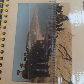 老照片:军人在大连海滨海边合影留念