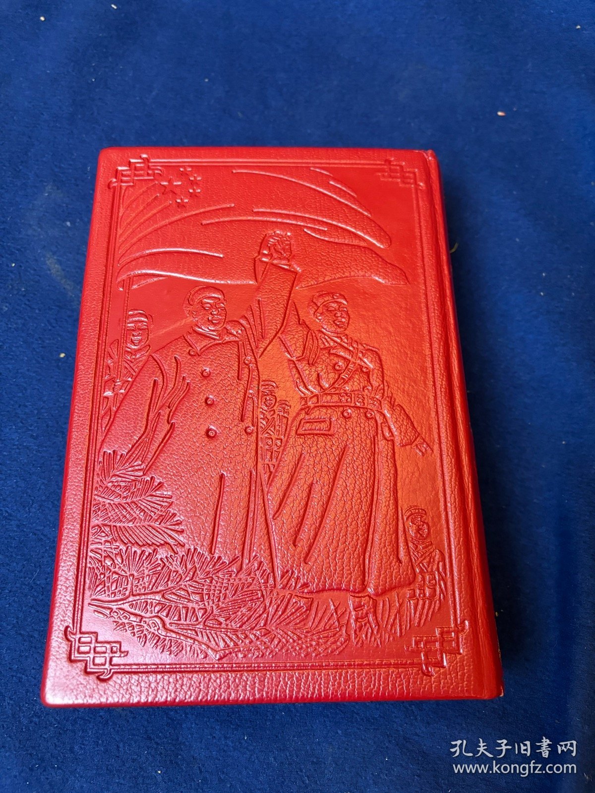 1975年法文版精品红宝书《毛主席语录》：500幅插图，中法双语，防伪水印，书顶刷金，压花皮革装帧，高档手工纸，品好，带出版社书目介绍页