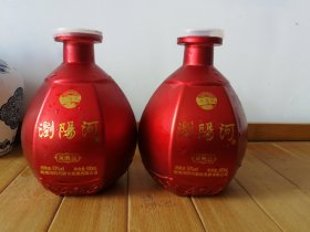 浏阳河酒瓶一对合售。53度500ml。湖南浏阳河酒业发展有限公司出品。（非钱币，烟标，邮票，连环画）