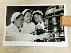 新华社原稿老照片，1973年，北京制药厂，大针车间党支部书记马淑贤