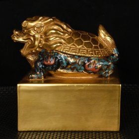 清乾隆珐琅彩鎏金龙龟印章
规格14厘米X14厘米X12厘米