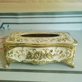 金属抽纸盒（磁铁不吸，据说是金属铠）