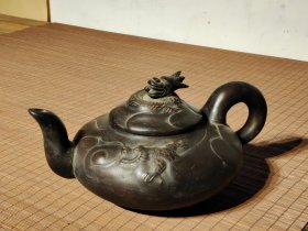 顾景舟龙纹紫砂壶，器型饱满，品相完整。 高13公分 长28公分