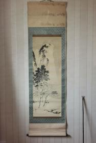 日本水墨山水人物画，白峰款，绢本绫裱，画芯112×42，木制轴头，品相偏老，完整度挺好。看纸色和装裱风格在百年左右。