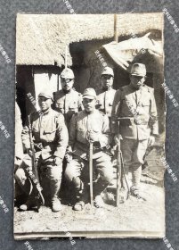 1938年 中国华东地区农家茅草屋前五名日军士兵合影照一枚