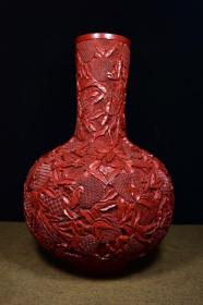 剔红雕漆漆器三多天球瓶一支
重2781克