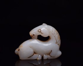 精品收藏，传世玉器，和田玉马，规格:5.4×3.9×1.6厘米，重量:47克， 包浆油润，玉质细腻，局部带玉沁，沁色漂亮，过渡自然，雕工精湛，整体线条流畅，细节处理到位，皮壳一流！