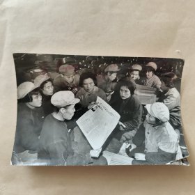 60年代黑白照片，职工们学习讨论【23】