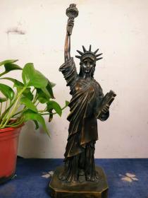 收来一个上世纪六七十年代年代美国自由女神铜像。做工精美。高度45公分。重7斤。非现代工艺。铜像已经有年份沉淀。包老！