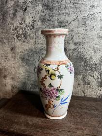 80年代，手绘花鸟花瓶一只，磕线