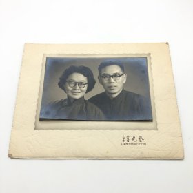 曾任复旦大学外国语言文学系主任、著名翻译家、英语教育家孙骊（1930-2018），同爱人上海复旦大学英语系教授、英语教育家巫漪云（1933-，著名建筑师巫振英之女），五十年代珍贵合影照片一件（上海“公私合营光艺”相馆拍摄。巫漪丽旧藏）