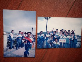 90年代末吉林市某中学高一5班男女生摄于二道江边照片两张