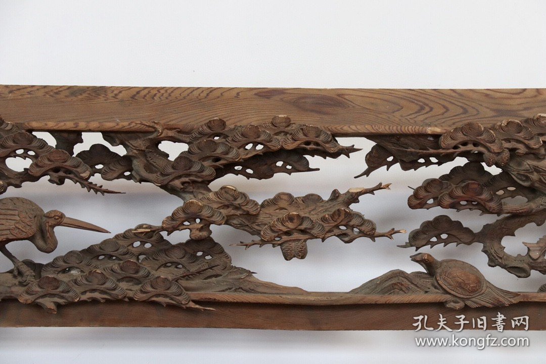 老花板，镂空雕刻《松鹤延年》，整块红豆杉木料镂空雕刻而成，正反面雕刻，雕刻精细，保存完好，长294厘米，宽32厘米，厚度10厘米