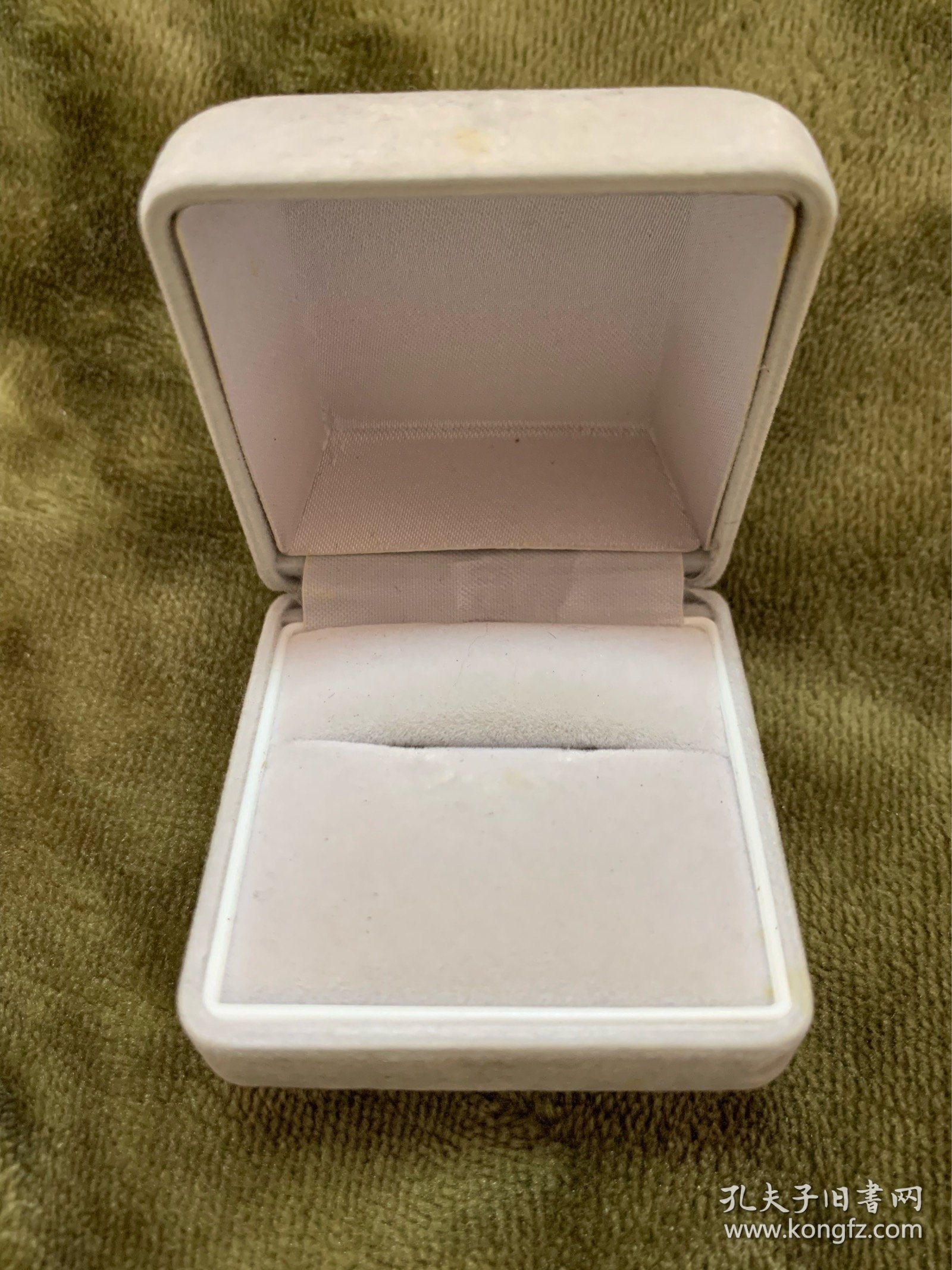 【海外回流  vintage中古】回流中古首饰盒   小年份  很实用  细节可见，仔细看好图片哦，有瑕疵，介意勿拍，谨慎下单！出售不退！偏远地区邮费联系客服另算！