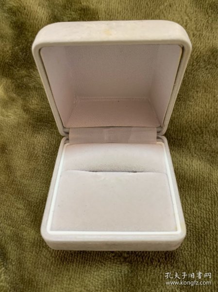 【海外回流  vintage中古】回流中古首饰盒   小年份  很实用  细节可见，仔细看好图片哦，有瑕疵，介意勿拍，谨慎下单！出售不退！偏远地区邮费联系客服另算！