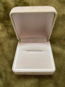 【海外回流  vintage中古】回流中古首饰盒   小年份  很实用  细节可见，仔细看好图片哦，有瑕疵，介意勿拍，谨慎下单！出售不退！偏远地区邮费联系客服另算！
