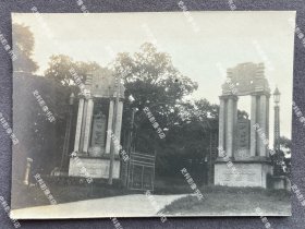 【广州旧影】1930年代早期 广州黄花岗七十二烈士之墓南门“红门”即墓道入口处景象 原版老照片一枚（黄花岗七十二烈士之墓红门建成于1921年，因门身涂红油漆而得名，门阙浮雕云日松鹤图，顶上各雕一头雄狮，门上嵌“黄花岗七十二烈士墓道”，为最早的墓园入口。）