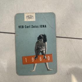 《泳装美女》1960年年历片，东德卡尔 · 蔡司 · 耶拿 (VEB Carl Zeiss JENA) 出品，尺寸：8.7×5.7cm