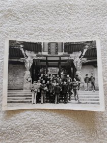 廖其澄等著名画家在圣寿寺前合影老照片