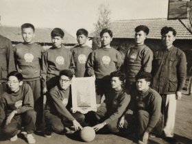 建国早期武汉老照片龙王咀排球队