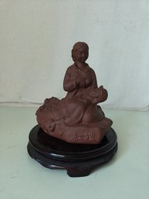 七八十年代经典红色教育题材“红嫂”紫砂塑像，讲述的是中国人民八路军在抗日战争根据地沂蒙山鱼水情深的感人故事:红嫂用她甘甜的乳汁救护了身受重伤的八路军战士…… 全品相，合模雕塑，形象生动感人，红色革命教育的好教材。 尺寸:高16.7公分，底座最长14.5公分，最宽8.5公分。 非边远地区包邮。