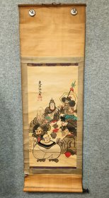 老品的纯手绘七福神 日本回流仏画轴挂抽 ，东洋海心画，纸本纸裱  工字木轴余一 纵约122Cm横42Cm.品相如同。 七福神夜宴，一场聚会，与众不同的一幅。 编号(F223) 所价实价，佛画不议价，不议价，不议价。已