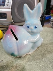 80年代，可爱的小兔子抱桃储蓄罐，双面小兔子，全美品