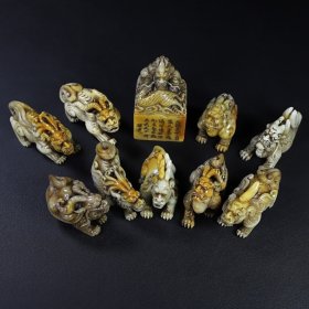 珍藏寿山石雕刻龙生九子摆件一套，龙印章尺寸为：5×4.8×8厘米，九子摆件尺寸约为：8.5×3.5×4厘米左右，龙生九子净总重1294克