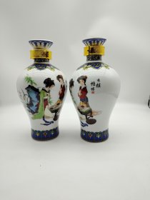 空酒瓶美女一对完好无损