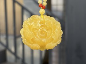 琥珀，天然原矿鸡油黄牡丹花挂件，花开富贵，尺寸43-49.3-20.4，无杂无裂，搭配俄料4.7mm蜜蜡佛珠配链，重33.45克，佩戴精美漂亮，高端大气，送礼自留首先推荐。