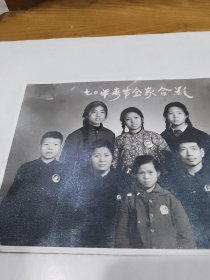 大幅戴像章的全家合影照