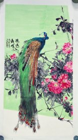 清华美院秦少圃助教，山东省美协赵建龙老师，花鸟画，放漏出一张，孔雀，牡丹，写意画法，山东省美协会员赵建龙老师真人真迹纯手绘作品，本人承诺假一赔万，终身保真，支持第三方鉴定，带老师合影。老师的花鸟刻画非常漂亮，笔墨浓淡干湿焦，画的很灵动，惟妙惟肖，写意画看整个构图。尺寸：1.8米×97公分，大六尺整张的，家里客厅，卧室，茶室，办公室，书房都可悬挂，很有味道的一副画。