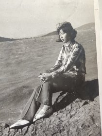 50-60年代美女海边礁石上照片修长的腿和漂亮的脸蛋