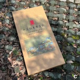 匠心制作——【中美协专用宣纸】生宣
六尺（无水印）50张
优选原料3年自然漂白发酵，老手工艺人精制而成，传统工艺，纯手工定制款宣纸，张张都有刷印；特皮宣纸，纸质细腻，底子非常的透彻，云雾状密布；纸张创作效果极佳，书写流畅不滞笔，五色分明，墨色通透，黑亮不灰，纸张细腻柔软，拉力强，每张纸上都带有（中国美术家协会 ）水印，张张精品，创作佳品，宜书宜画，创作投展收藏佳品，一款不可多得的好纸！