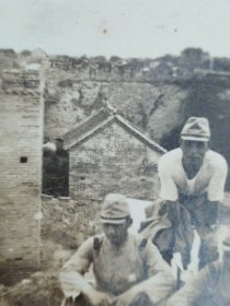 【杂项】民国时期 日本兵在城墙老照片一件(6*4.5)