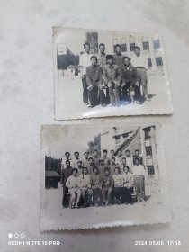 六七十年代青岛纺织机械厂职工戴毛主席像章手持红宝书合影老照片一组