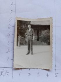 中国人民解放军 家庭相册保存军人照片 时期老照片   男青年景区照片