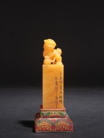 清代 徐三庚款极品田黄石瑞狮钮印章
