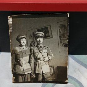 背景毛主席华国锋宣传画两位军人老照片