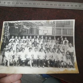 武汉市江岸区模范路小学78年度五二班毕业生全体同学留念/篮球场，校舍