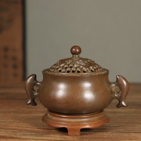 铜鱼耳套炉摆件，品相如图 鱼耳带座熏炉， 耳距12厘米 口径7.5厘米 带座高9.2厘米 重550克