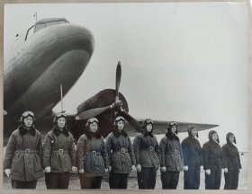 传世影像！“新中国第一批女飞行员”大尺幅原版老照片